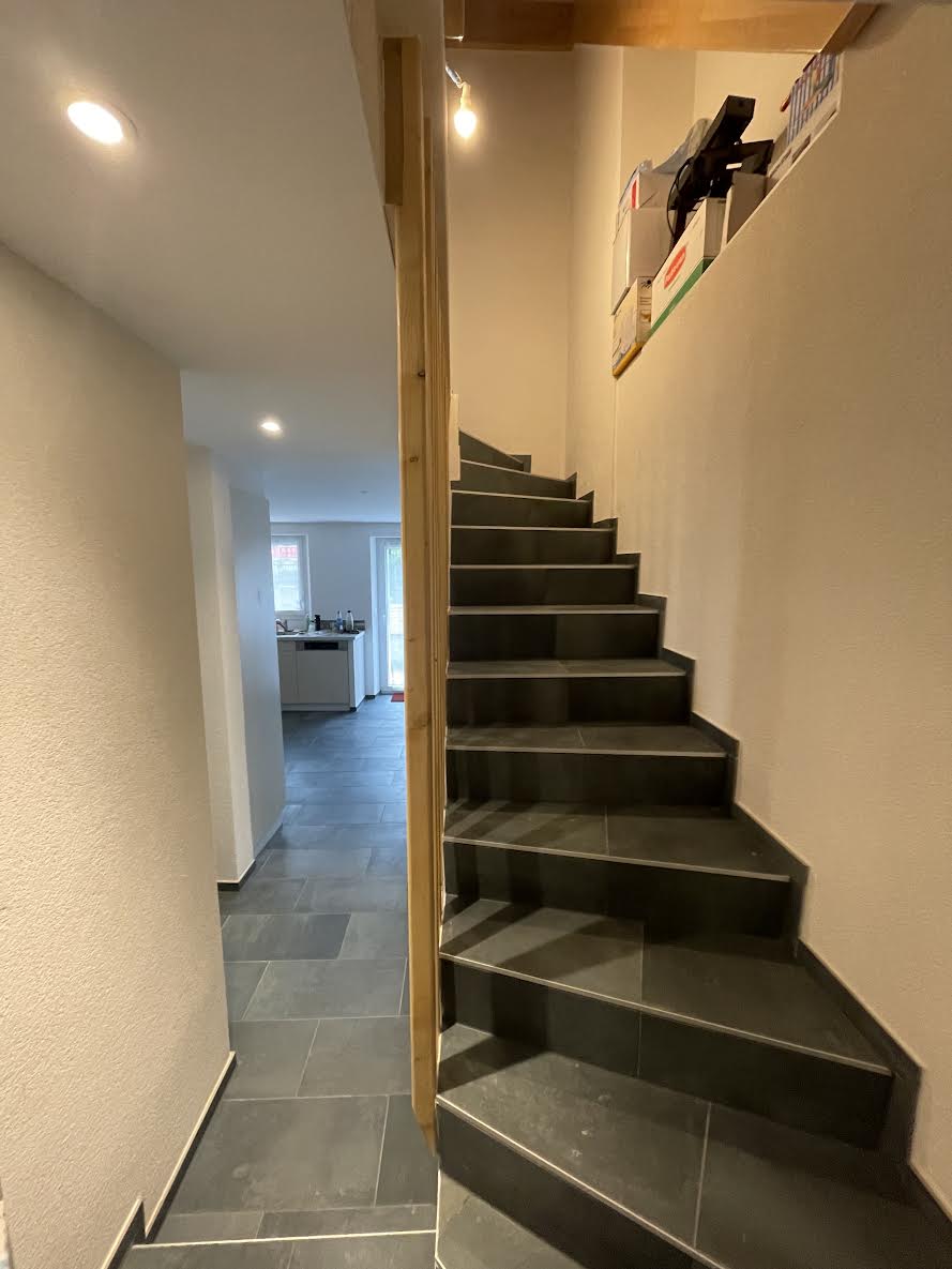 Escalier carrelé gris